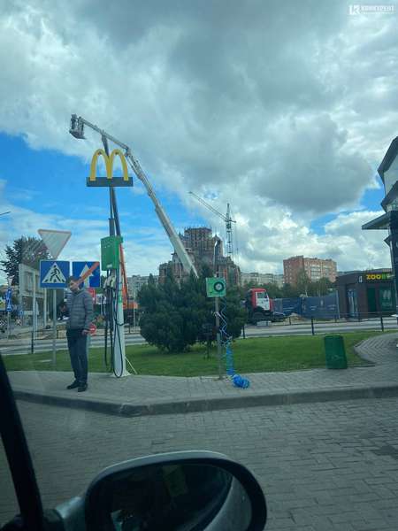 У Луцьку встановлюють опору з логотипом компанії McDonald's (фото, відео)