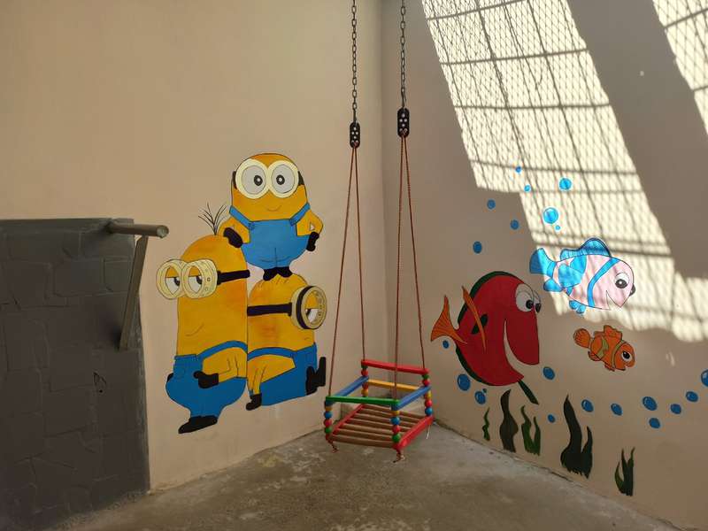 Посіпаки й рибки з мультиків: у Луцькому СІЗО розмалювали стіни (фото)