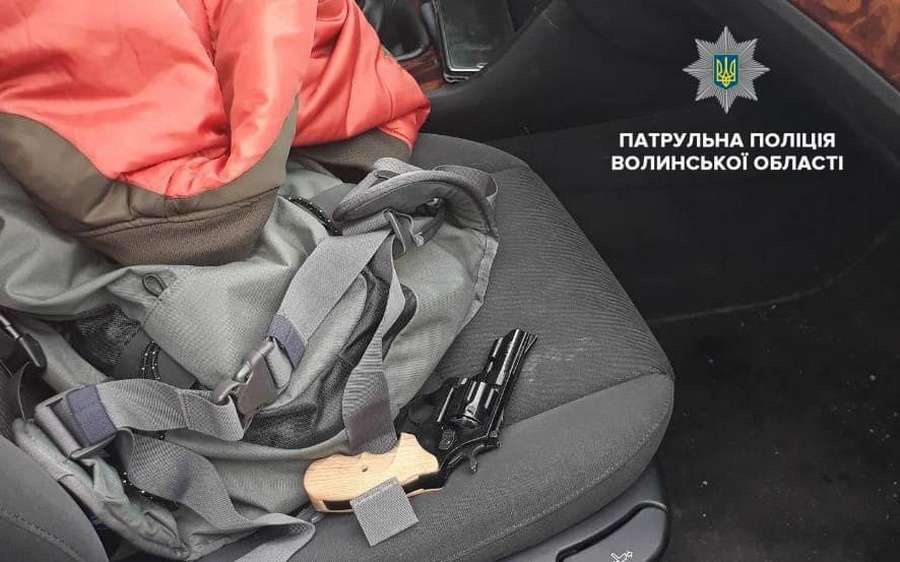 У Луцьку в BMW, що потрапила в аварію, знайшли зброю (фото)