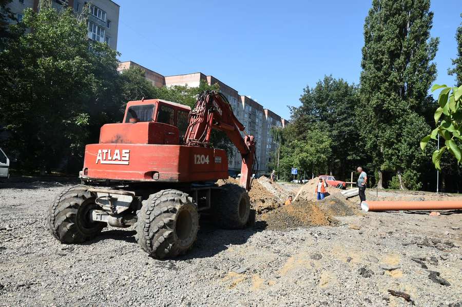 Демонтаж майже завершили: що коїться у Луцьку на площі біля РАЦСу (фото)