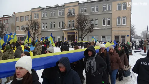 День Соборності у Луцьку: люди утворили ланцюг єдності (фото)