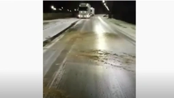 Ожеледиця: у Ковелі водії вантажівок самі посипають дорогу піском (відео)