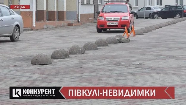 Водії масово наїжджають на півсфери в центрі Луцька: комунальники обіцяють розібратися (відео)
