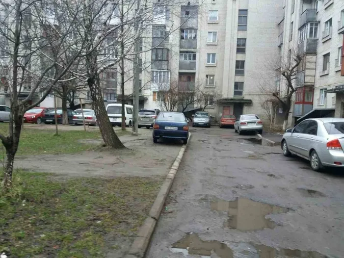 Луцькі муніципали «полюють»  на порушників правил паркування (фото)