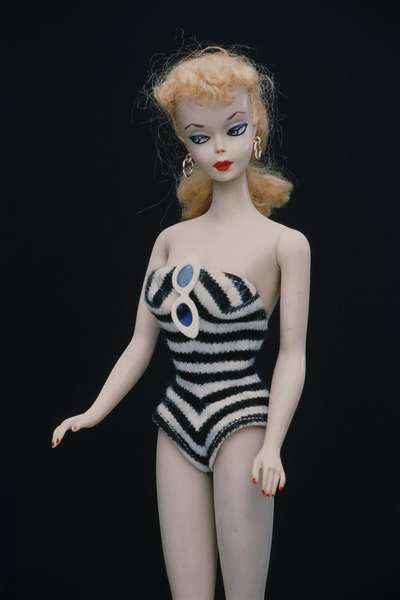 На виставці у Лондоні покажуть рідкісне перше видання «Барбі» з нагоди 65-річчя ляльки (фото)