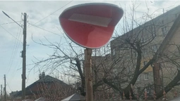 Не вперше нищать: у Володимирі комусь заважає дорожній знак (фото)