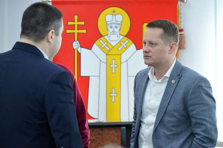 Депутат Андрій Козюра уважно слухає депутата Костянтина Петрочука