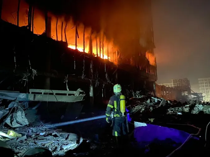 Внаслідок обстрілу ТРЦ у Києві загинуло 8 людей