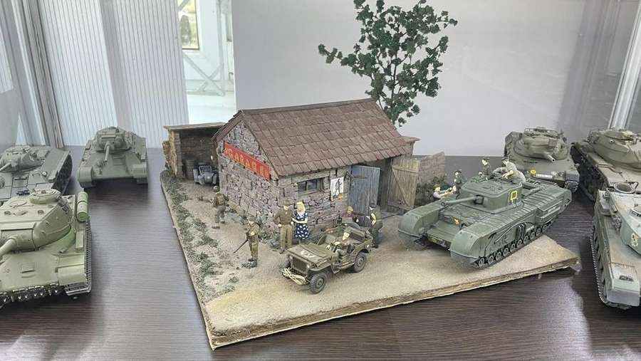 Волинський моделіст зробив для музею діораму з військовою технікою в мініатюрі (фото)