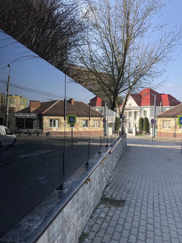 У Луцьку з'явилися дзеркальні паркани (фото)