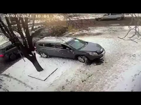 У Луцьку на перехресті «потерлися» два легковики (відео)