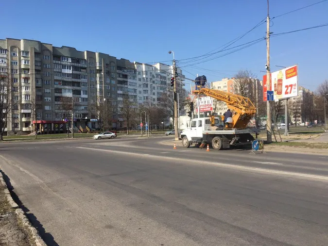 Біля «ПортCity» ремонтують два світлофори (фото)
