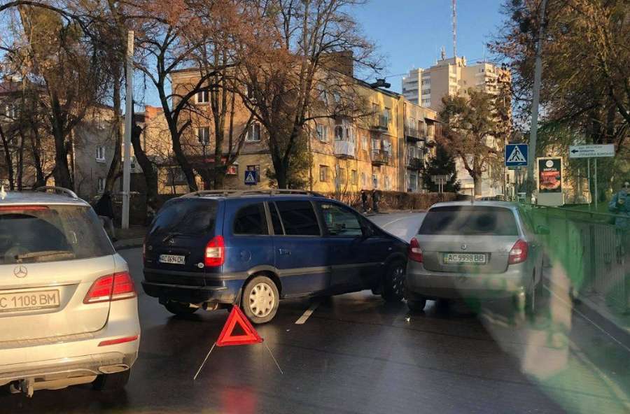У центрі Луцька не поділили дорогу дві автівки (фото)