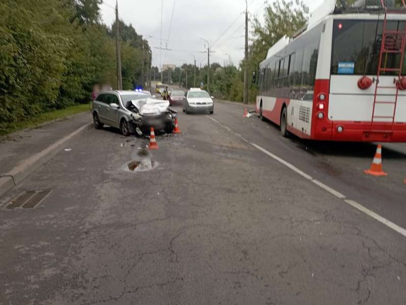 Вилетіла на «зустрічку» у Луцьку внаслідок зіткнення з тролейбусом постраждала 22-річна водійка (фото)