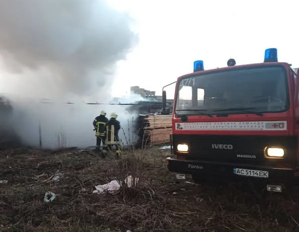 Все в диму: на підприємстві біля Луцька загорілася деревина (фото)