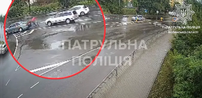 У Луцьку «безсмертний» велосипедист потрапив під колеса легковика (відео)