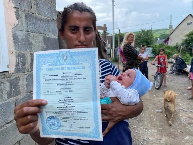 На Закарпатті роми назвали немовля Зеленським (відео)