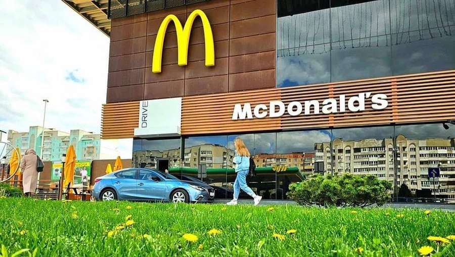 У Луцьку запрацювала літня тераса McDonald’s (фото)