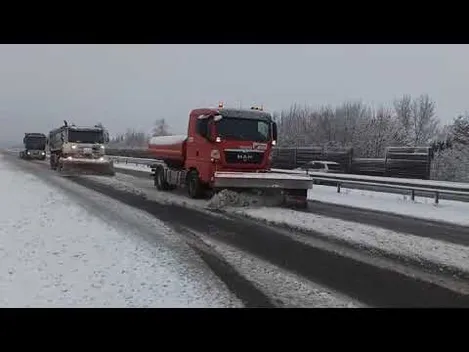 Розчищають і посипають: на дорогах Волині працює 25 одиниць снігоприбиральної техніки (відео)