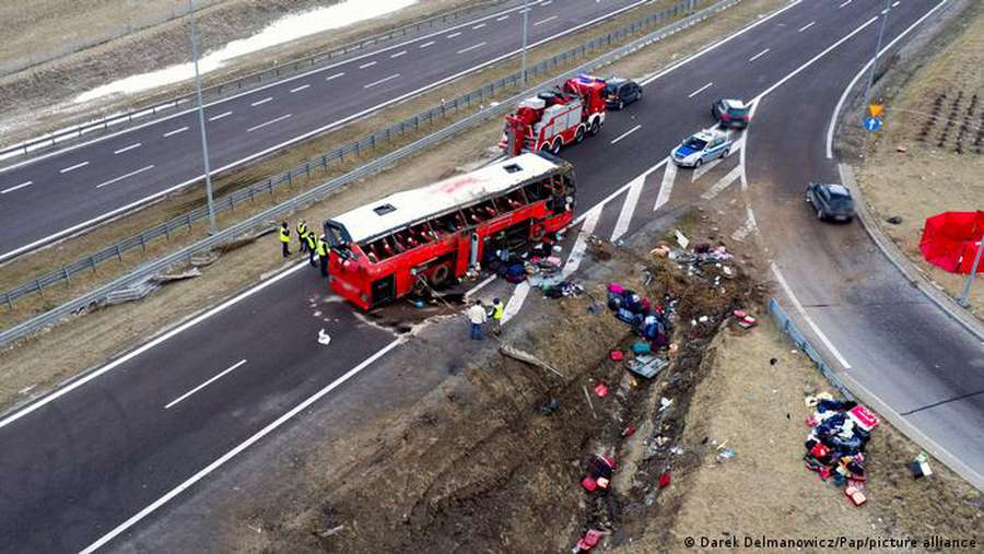 Шестеро загиблих: у Польщі перекинувся автобус з українцями (фото)