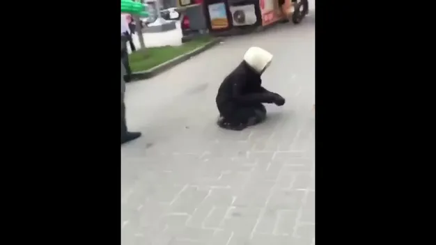 Столична бабуся-жебрачка виявилась вусатим чоловіком (відео)
