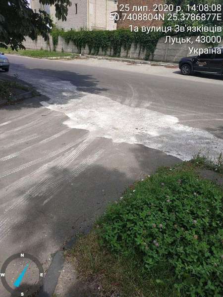 У Луцьку водія змусили прибрати розлитий на дорозі бетон (фото)