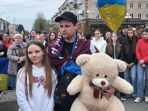 Уперше обійняв доньку: до Ковеля з полону повернувся десантник Максим Муха (фото)