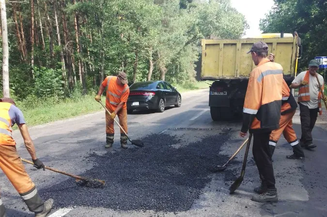 Попри війну: на Волині продовжують «латати» дороги (відео)