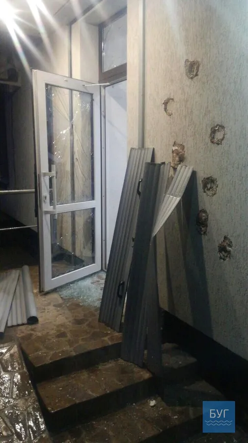 У Нововолинську розтрощили магазин дитячого одягу та автівки власників (фото)