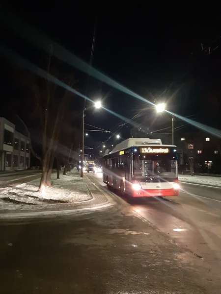 Тролейбуси стоять: у Луцьку на Молоді – обрив контактної мережі (фото)