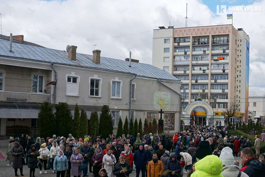 Вербна неділя: тисячі лучан у центрі міста «б'ють» і вітають один одного (фото, відео)