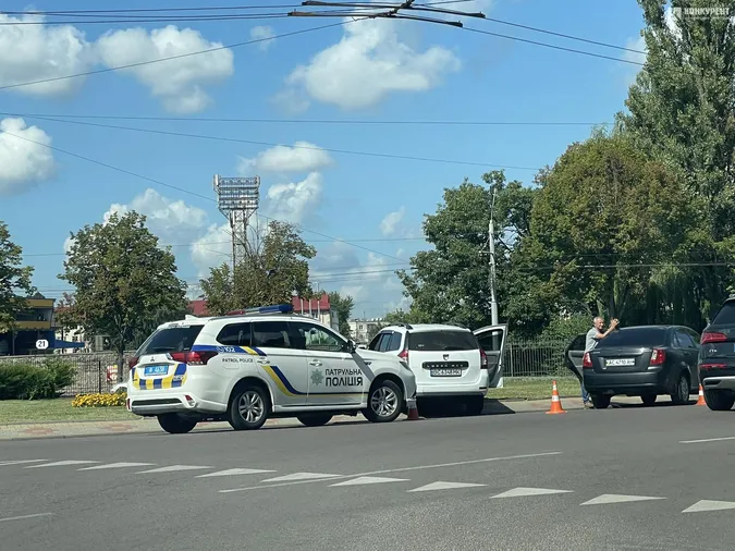У Луцьку на кільці влупилися два легковики (фото)
