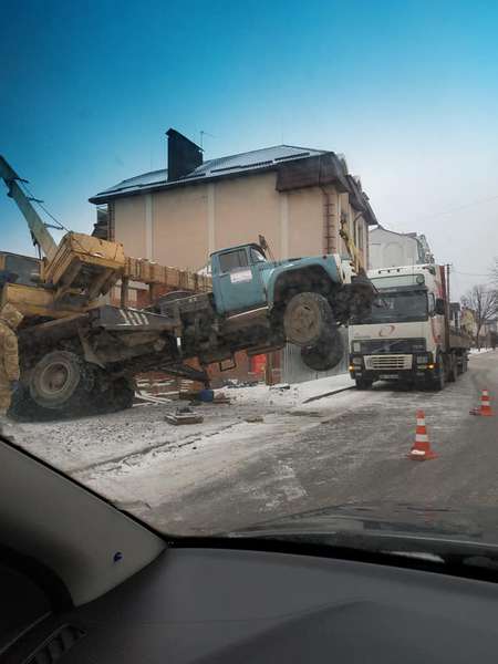 Щось пішло не так: у Луцьку автокран завис у повітрі (фото)