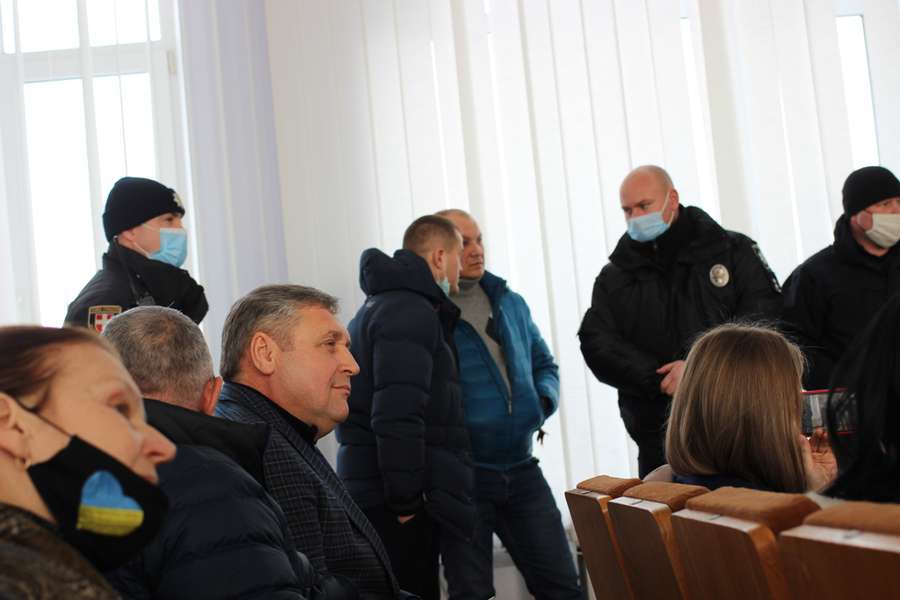 На сесію викликали поліцію: у Луцькій райраді ухвалили скандальне рішення (фото)