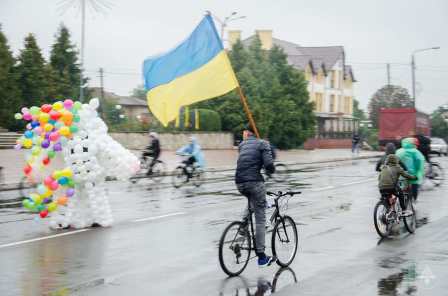 У Нововолинську під дощем відбувся патріотичний велопробіг