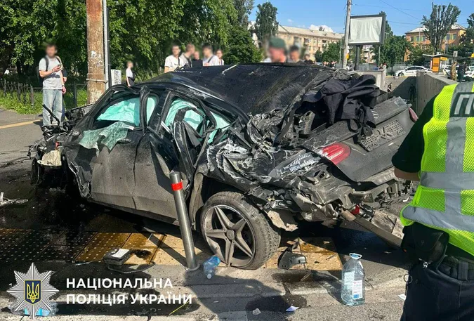 Жахлива ДТП у Києві: авто на швидкості влетіло у підземний перехід (відео) (оновлено)
