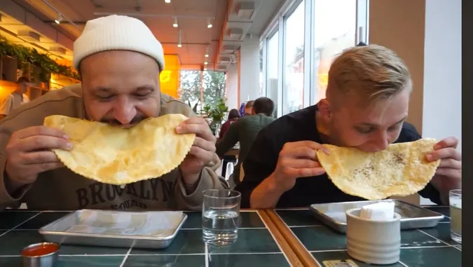 Чебуреки в misto cafe течуть, ніби дівчина, яка побачила Пивоварова, – фудблогер (відео)