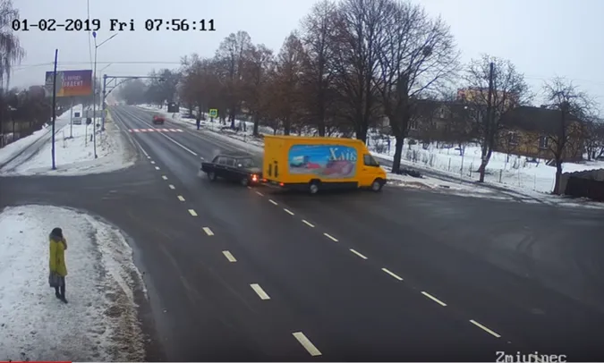Біля Луцька легковик в'їхав у хлібовоз (відео)