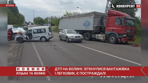 У Нововолинську фура врізалась у легковик – травмованого водія визволили рятувальники (фото, відео)