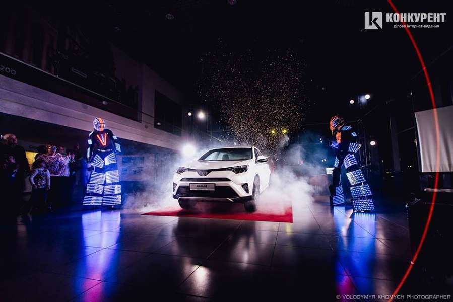 Луцький автосалон провів помпезну презентацію кросовера Toyota RAV4
