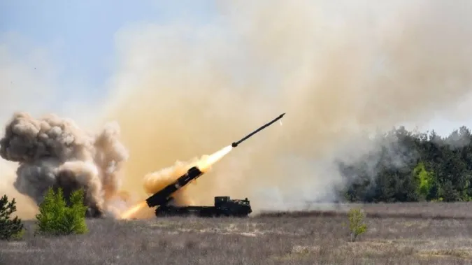 Росіяни вдарили по Києву ракетами – є влучання у центрі міста (відео)