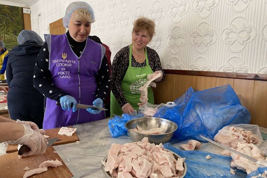 Лучани готують для військових на фронт козацьку страву (фото, відео)
