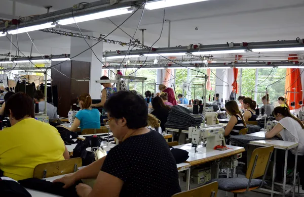 Як у Луцьку шиють оригінальний одяг River Island (фото)