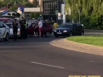 Недотримання дистанції: у Луцьку на перехресті – аварія  (відео)
