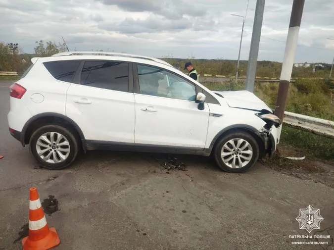 У Ковелі водій, після того як врізався у металевий обмежувач, вживав алкоголь