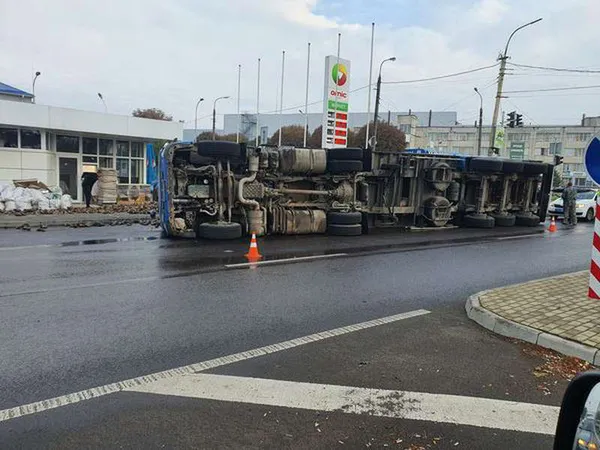 У Луцьку на Дубнівській через вантажівку з буряками утворився довжелезний затор (фото, відео)