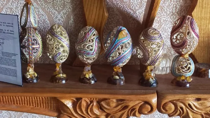 Волинський майстер створив нові роботи з яєчних шкаралуп для допомоги війську