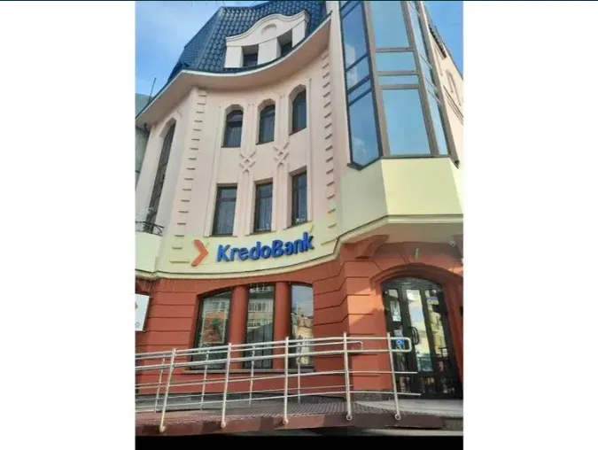 У центрі Луцька продають будівлю банку (фото)