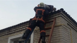 Не міг злізти: волинські рятувальники зняли з даху чоловіка (фото)