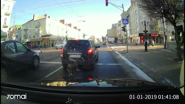 У Луцьку водій проїхав на «червоний», та ще й сигналив пішоходам (відео)